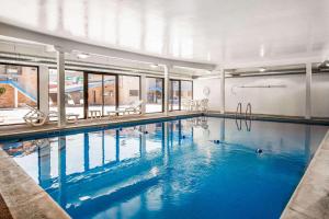 莱昂斯Rodeway Inn Lyons - La Grange的蓝色海水大型室内游泳池