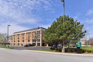 马特森Quality Inn & Suites Matteson near I-57的前面有树 ⁇ 标志的大建筑