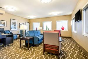 渥太华Comfort Inn Ottawa Starved Rock Area的客厅配有沙发和桌子