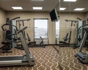 Quality Inn & Suites near St Louis and I-255的健身中心和/或健身设施