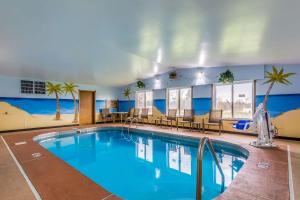 贝茨维尔Quality Inn I-74 Batesville的在酒店房间的一个大型游泳池