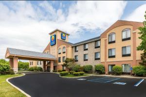 南本德Comfort Inn & Suites Mishawaka-South Bend的前面有一个停车位的酒店