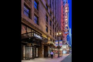 芝加哥芝加哥卢普/剧场区坎布里亚酒店的走在建筑物前的街道上的人