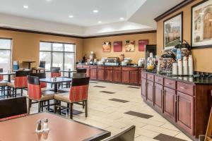 南本德Comfort Suites South Bend Near Casino的一间带桌椅的餐厅和一间自助餐厅