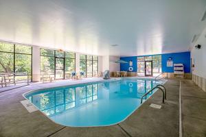 卡梅尔北印第安纳波利斯 - 卡梅尔康福特茵酒店的一座大型游泳池,位于一座带窗户的建筑内