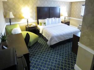 里维尔波士顿洛根机场罗德威酒店的配有一张床和一张书桌的酒店客房