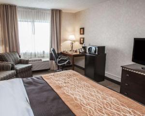 锡康克锡康克普罗维登斯品质酒店的酒店客房配有一张床、一张书桌和一台电视。