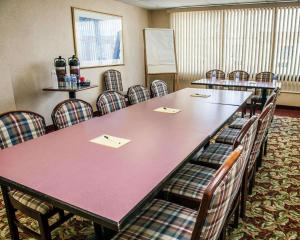 锡康克锡康克普罗维登斯品质酒店的一间会议室,配有大桌子和椅子