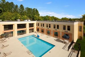 米德尔伯勒La Casa Inn & Suites-Middleboro的一座大型建筑,设有大型游泳池