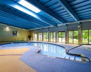 福尔里弗瀑布河流康福特茵旅馆&套房酒店的大型游泳池设有蓝色的天花板和窗户。