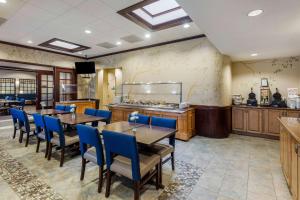 鲍伊鲍伊会议中心康福特茵酒店的一间配备有桌子和蓝色椅子的用餐室