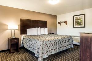 Rodeway Inn Middleboro-Plymouth客房内的一张或多张床位