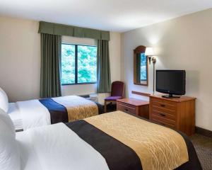 拉瓦莱Comfort Inn & Suites LaVale - Cumberland的酒店客房设有两张床和一台平面电视。