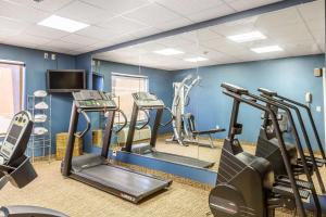 弗雷德里克Comfort Inn的一间健身房,里面设有跑步机和椭圆机