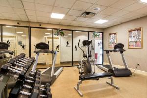 坎普泉Quality Inn Near Joint Base Andrews-Washington Area的一间健身房,里面设有跑步机和椭圆机
