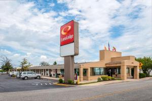 弗雷德里克Econo Lodge Frederick I-70的商人大楼前的标志