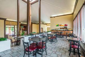 Quality Inn & Suites Frostburg-Cumberland餐厅或其他用餐的地方