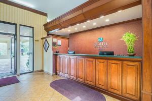 Quality Inn & Suites Frostburg-Cumberland大厅或接待区