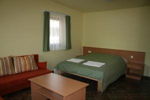 玛塔弗瑞德玛特纳吉姆平公寓酒店的小房间设有床和沙发