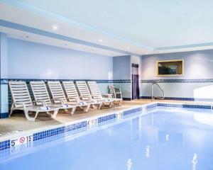 斯卡伯勒斯卡伯勒舒适套房酒店的一个带躺椅的游泳池和一个游泳池