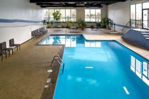 波特兰波特兰机场克拉丽奥酒店的大楼里一个蓝色的大泳池