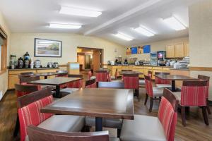 艾恩芒廷Comfort Inn的一间带桌椅和柜台的餐厅