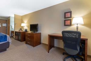 艾恩芒廷Comfort Inn的酒店客房配有书桌、床和电视。