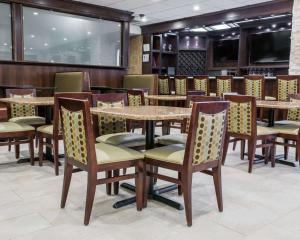 罗缪勒斯罗穆卢斯都会机场康福特茵酒店的一间带桌椅的用餐室