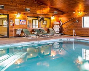艾恩伍德Quality Inn Ironwood的木墙客房的游泳池