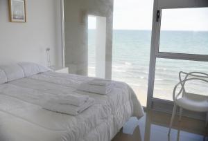 玛德琳港"Ninfas"的一间卧室设有一张床,享有海景