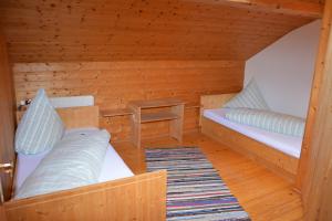 埃格Bauernhof Schneider的小木屋设有两张床和一张桌子