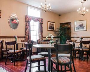 Cascade伊克诺旅店&套房酒店的一间带桌椅的用餐室和窗户。