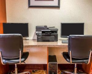 新布法罗Quality Inn Near Interstate I94的2把椅子和1张带2个显示器和1台打印机的桌子