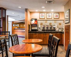 奥本希尔斯奥本山品质旅馆的一间带木桌椅的餐厅和一间酒吧