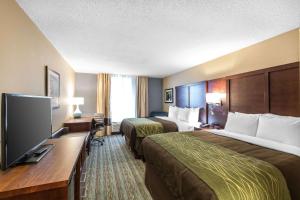贝城湾城康福特茵酒店 - 河滨的酒店客房设有两张床和一台平面电视。