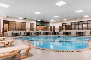 布卢明顿Comfort Inn MSP Airport - Mall of America的一座配有桌椅的酒店游泳池