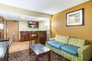 Arden Hills品质酒店 - 雅顿山的带沙发的客厅和厨房