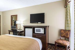 Arden Hills品质酒店 - 雅顿山的配有一张床和一台平面电视的酒店客房