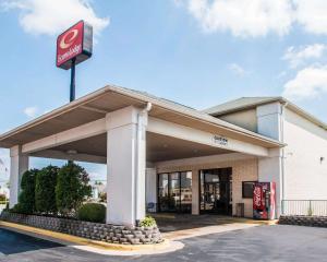 斯普林菲尔德Econo Lodge Springfield I-44的 ⁇ 语气站,上面有标志