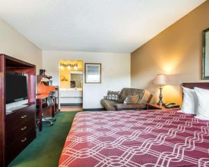 Econo Lodge Springfield I-44客房内的一张或多张床位