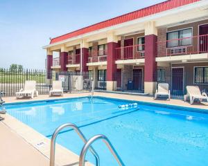 Kearney科尔尼伊克诺旅馆的一座带椅子的酒店游泳池以及一座建筑