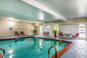 斯普林菲尔德切斯特菲尔德村品质套房酒店的一个带红色椅子和桌子的游泳池