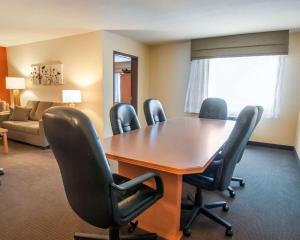 卡姆登顿奥沙克湖司丽普酒店及套房的一间会议室,配有木桌和椅子