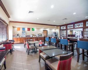哥伦比亚康福特套房酒店 - 哥伦比亚的一间带桌椅的餐厅和一间自助餐厅