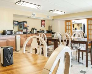 堪萨斯城堪萨斯城市区北经济型酒店的一间带桌椅的用餐室和一间厨房