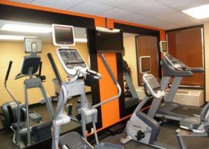 弗洛里森特圣路易斯西北品质酒店 I-270的一间健身房,里面配有数台有氧运动器材