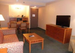 弗洛里森特圣路易斯西北品质酒店 I-270的客厅配有电视、沙发和桌子