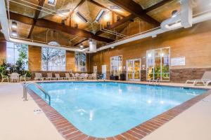 迦太基Quality Inn & Suites的在酒店房间的一个大型游泳池