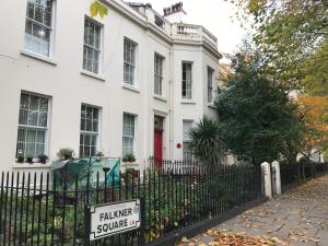 利物浦大使馆背包客酒店的前面有标志的白色房子