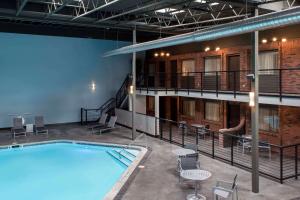 比尤特Copper King Convention Center, Ascend Hotel Collection的一座配有桌椅的大型游泳池